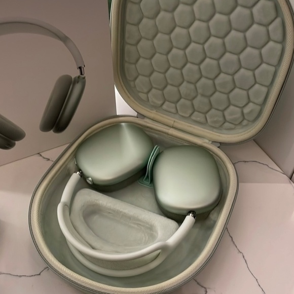 Apple Airpods Max BUNDLE (box, stand,smart case, travel case, headphones) - Picture 10 of 10